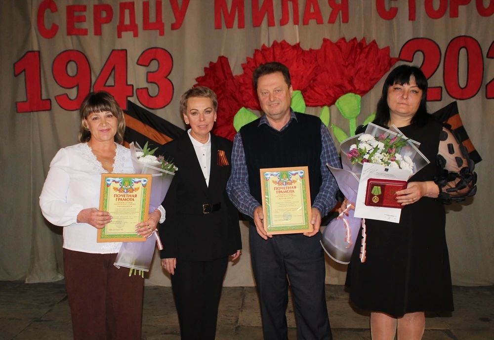 В честь Дня освобождения Гордеевского района от немецко-фашистских захватчиков прошёл праздничный концерт, собравший в зале людей разных поколений В честь Дня освобождения Гордеевского района от немецко-фашистских захватчиков прошёл праздничный концерт, собравший в зале людей разных поколений