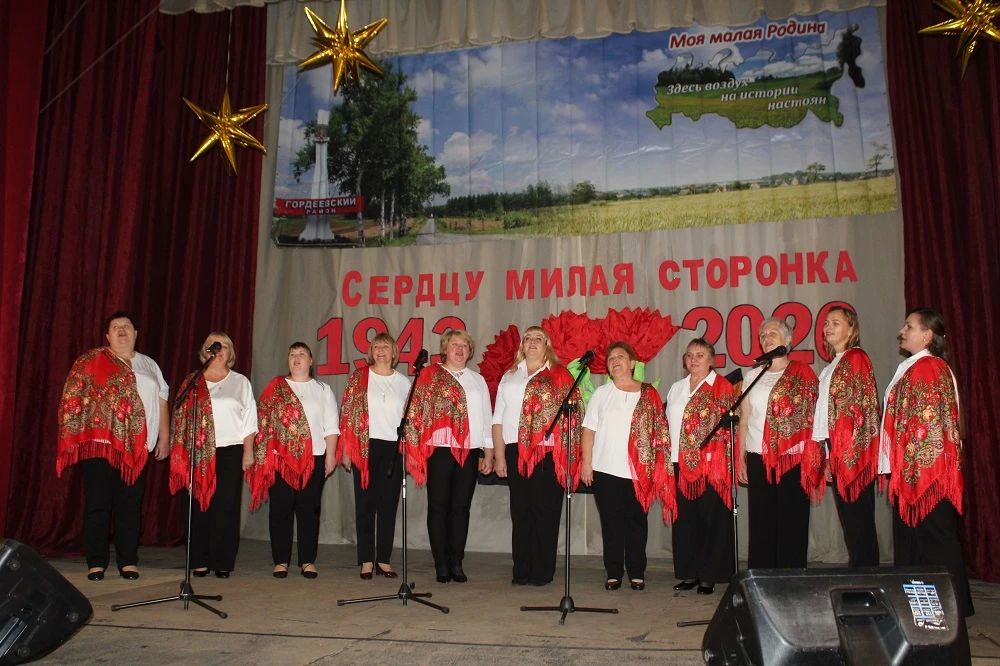 В честь Дня освобождения Гордеевского района от немецко-фашистских захватчиков прошёл праздничный концерт, собравший в зале людей разных поколений В честь Дня освобождения Гордеевского района от немецко-фашистских захватчиков прошёл праздничный концерт, собравший в зале людей разных поколений
