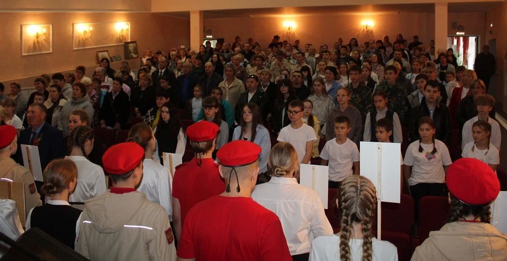 В честь Дня освобождения Гордеевского района от немецко-фашистских захватчиков прошёл праздничный концерт, собравший в зале людей разных поколений В честь Дня освобождения Гордеевского района от немецко-фашистских захватчиков прошёл праздничный концерт, собравший в зале людей разных поколений