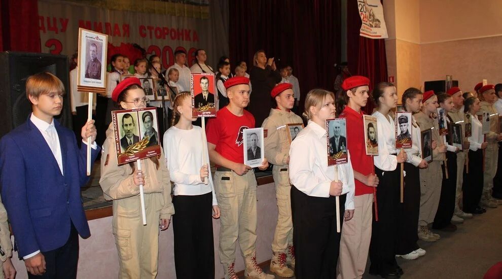 В честь Дня освобождения Гордеевского района от немецко-фашистских захватчиков прошёл праздничный концерт, собравший в зале людей разных поколений В честь Дня освобождения Гордеевского района от немецко-фашистских захватчиков прошёл праздничный концерт, собравший в зале людей разных поколений