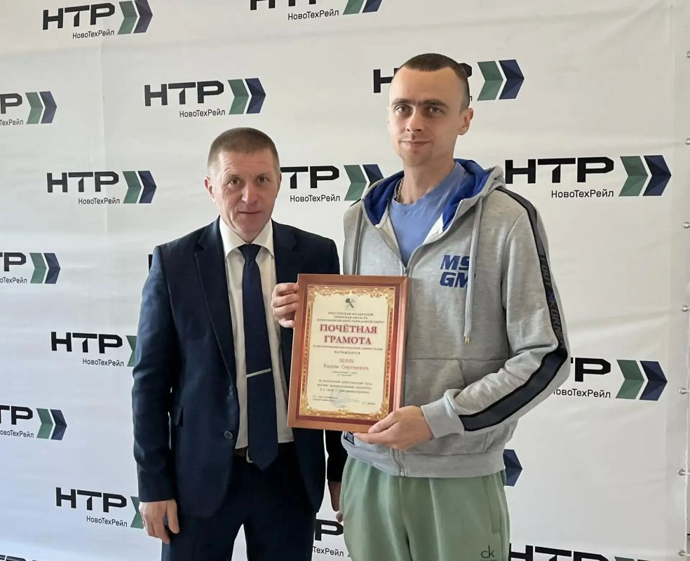 В канун Дня машиностроителя исполняющий обязанности главы Новозыбковской городской администрации Виктор Шевелев посетил новозыбковское предприятие ООО «НовоТехРейл»