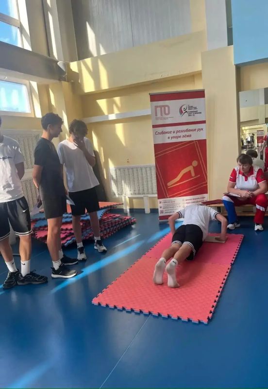 На базе спортивно-оздоровительного комплекса «Брянск» воспитанники секции футбола спортивной школы «Партизан», в возрасте от 8 до 13 лет, выполнили нормы Всероссийского физкультурно-спортивного комплекса «Готов к труду и... На базе спортивно-оздоровительного комплекса «Брянск» воспитанники секции футбола спортивной школы «Партизан», в возрасте от 8 до 13 лет, выполнили нормы Всероссийского физкультурно-спортивного комплекса «Готов к труду и...