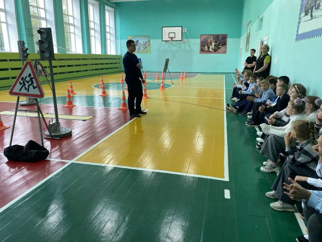 В Дятьковской городской гимназии провели профилактическое мероприятие по безопасности пешеходов В Дятьковской городской гимназии провели профилактическое мероприятие по безопасности пешеходов