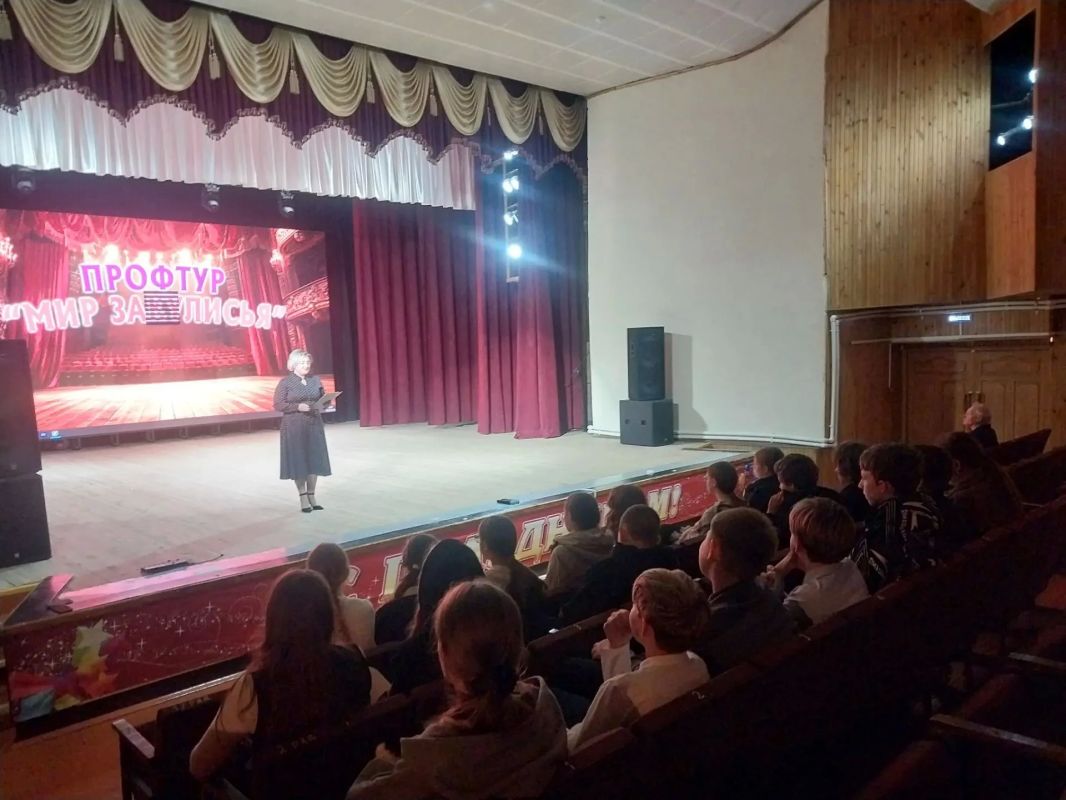 «Мир закулисья»: школьники Локотской школы №3 открыли для себя профессии культурно-досуговой сферы «Мир закулисья»: школьники Локотской школы №3 открыли для себя профессии культурно-досуговой сферы