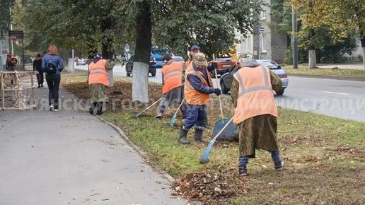 В Брянске начали сезонную чистку дорог и ливневок от листвы