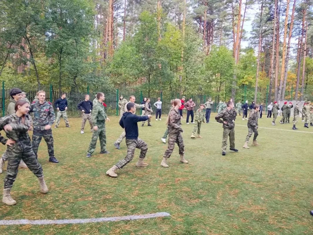 Команда из Коржовоголубовской школы под руководством педагога основ безопасности и защиты Родины Клетного В.В. представляла Клинцовский район на областном ежегодном слёте военно-патриотических клубов «Тропою... Команда из Коржовоголубовской школы под руководством педагога основ безопасности и защиты Родины Клетного В.В. представляла Клинцовский район на областном ежегодном слёте военно-патриотических клубов «Тропою...