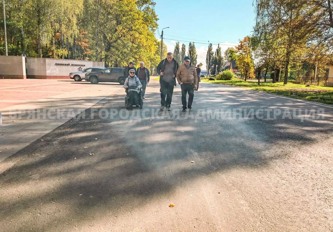 На въезде к Воинскому мемориалу по ул. Почтовой обустроена парковка На въезде к Воинскому мемориалу по ул. Почтовой обустроена парковка