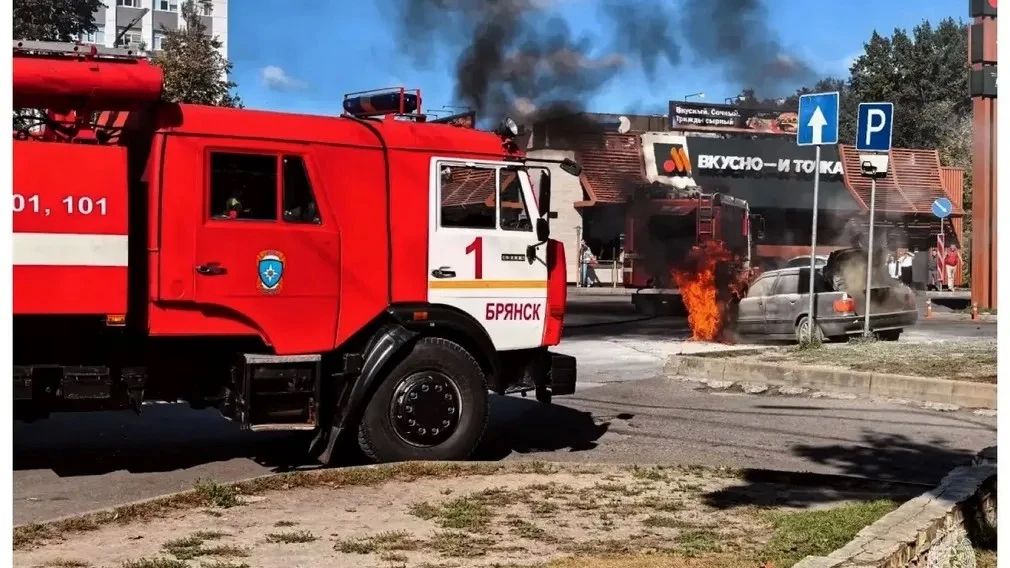 В Брянске в районе Кургана Бессмертия потушили горящий автомобиль