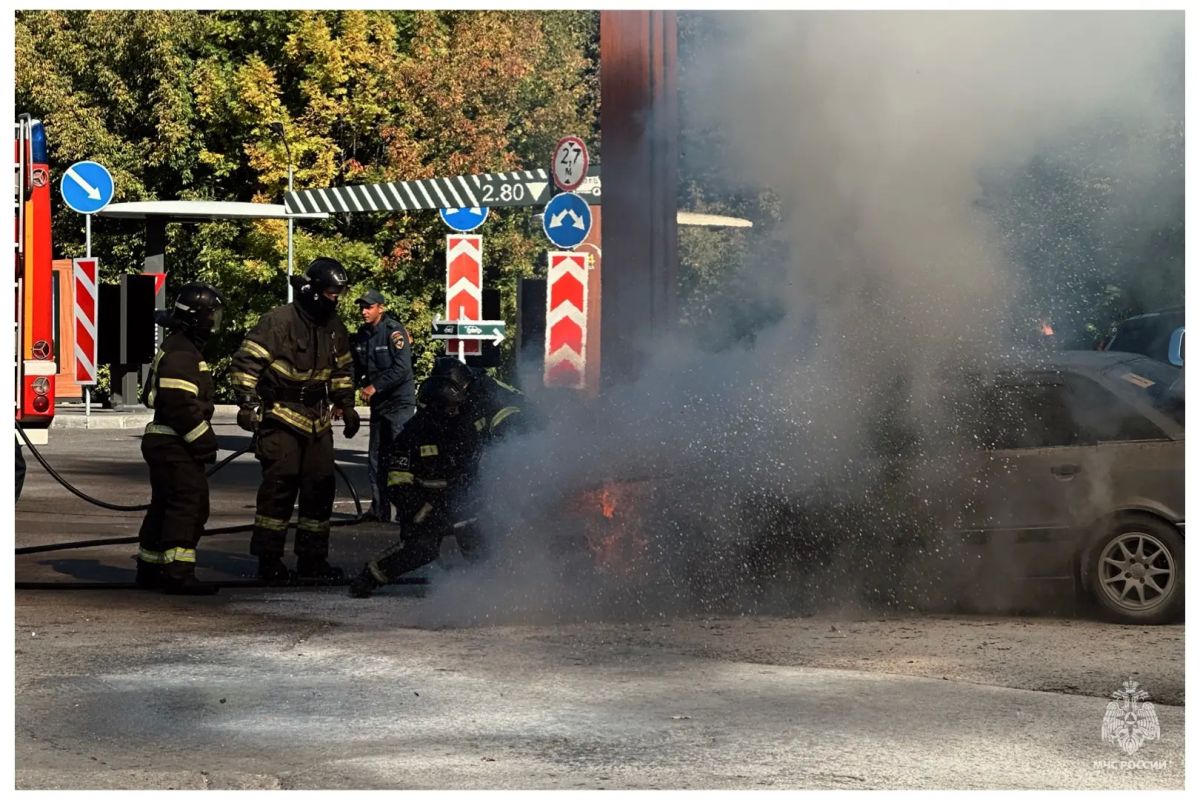 В Брянске огнеборцы ликвидировали пожар в автомобиле В Брянске огнеборцы ликвидировали пожар в автомобиле