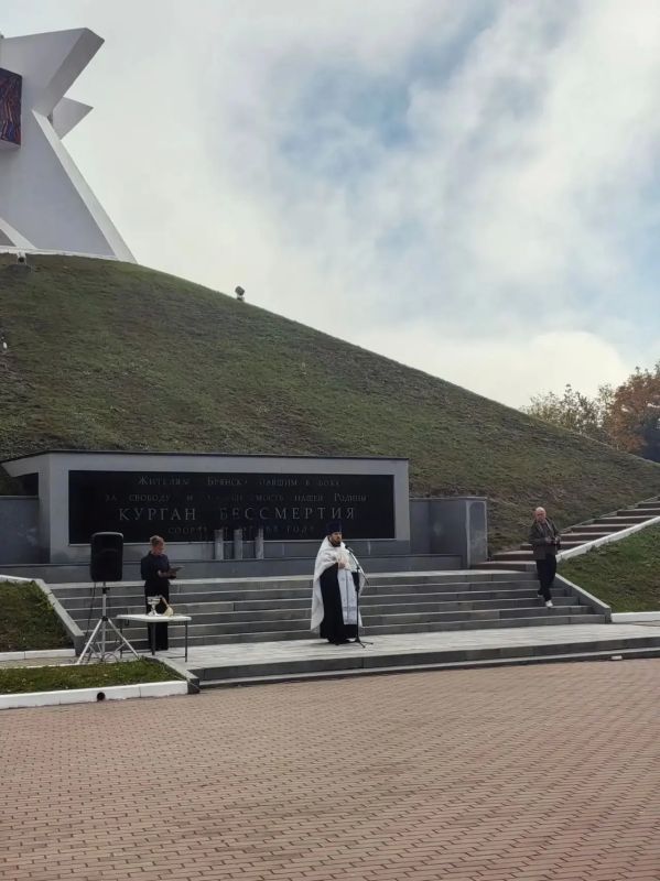 29 сентября у подножия одного из главных символов города Брянска состоялась торжественная церемония в рамках всероссийского проекта «Земля памяти» 29 сентября у подножия одного из главных символов города Брянска состоялась торжественная церемония в рамках всероссийского проекта «Земля памяти»