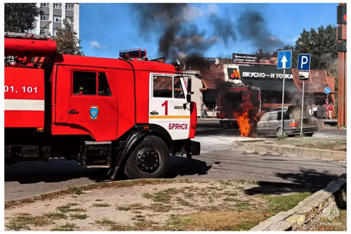 В Брянске огнеборцы ликвидировали пожар в автомобиле В Брянске огнеборцы ликвидировали пожар в автомобиле