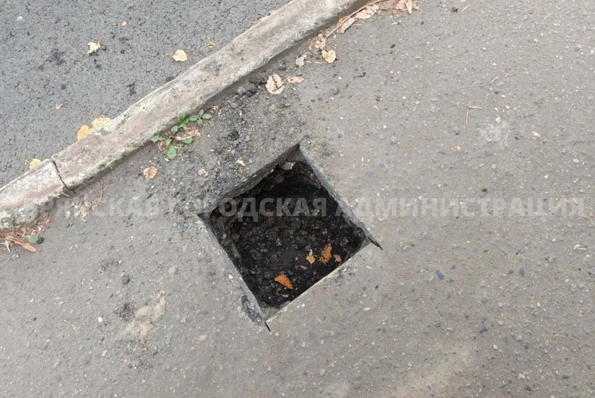 В переулке Трудовом устанавливают остановочный комплекс и монтируют ограждение