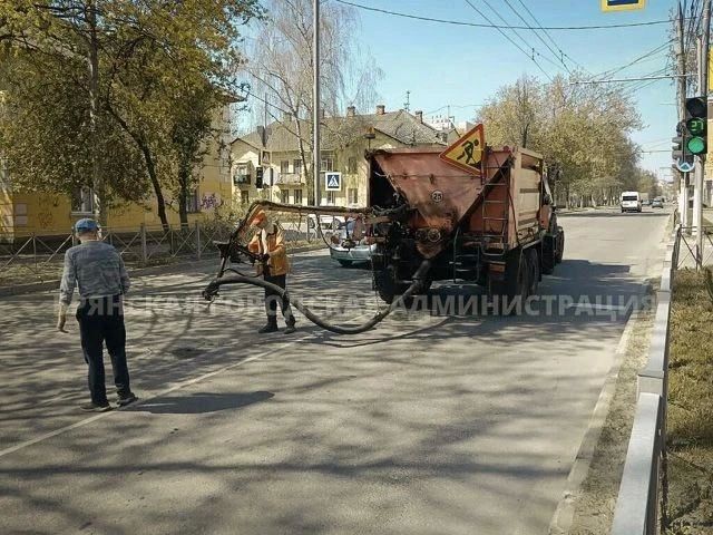 Дорожники ликвидируют ямы. Сотрудники дорожного управления Брянска за 30 сентября выровняли 161,2 м асфальта