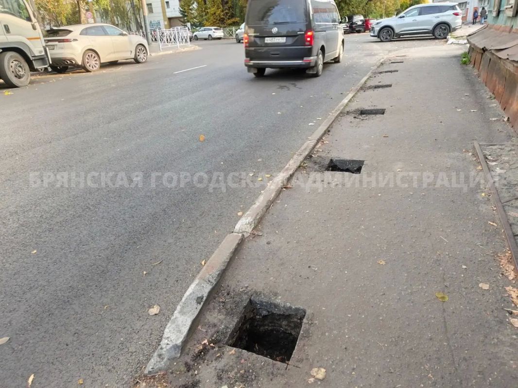 В переулке Трудовом устанавливают остановочный комплекс и монтируют ограждение В переулке Трудовом устанавливают остановочный комплекс и монтируют ограждение