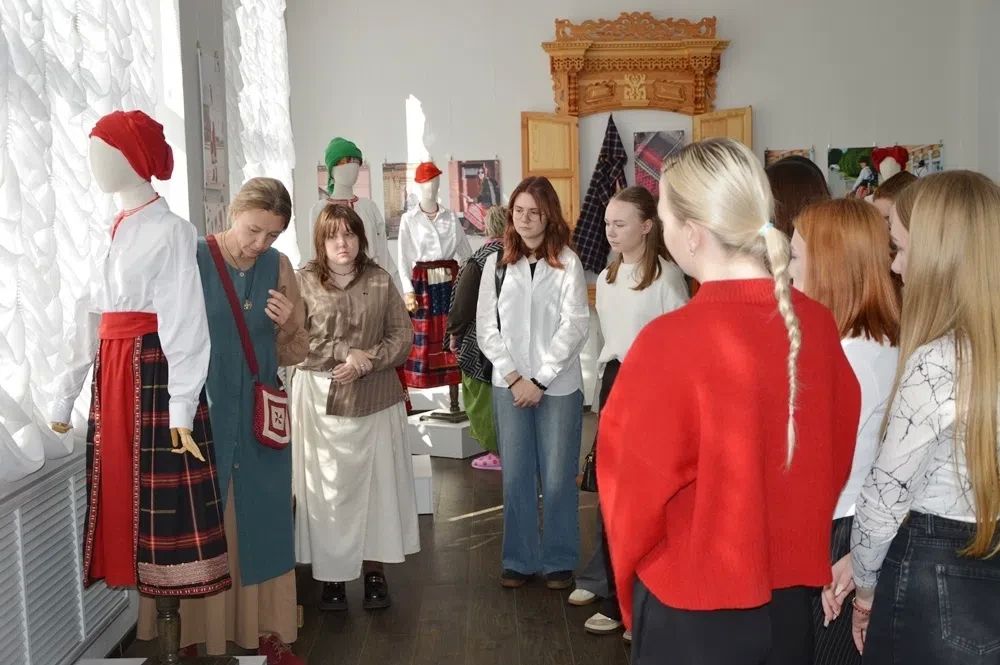 В Центре «Народное творчество» студентам рассказали о секретах ткачества В Центре «Народное творчество» студентам рассказали о секретах ткачества