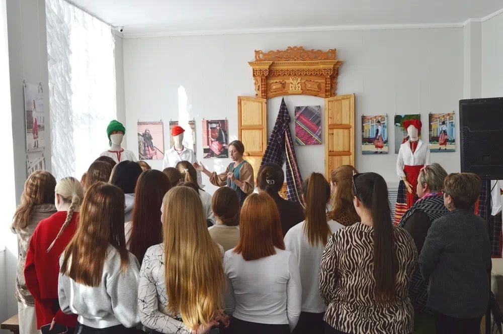 В Центре «Народное творчество» студентам рассказали о секретах ткачества В Центре «Народное творчество» студентам рассказали о секретах ткачества