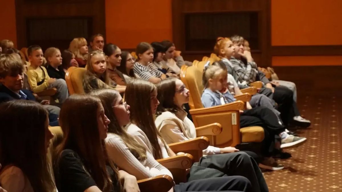 30 сентября в рамках культурно-просветительского проекта Департамента культуры Брянской области «Разговоры о культуре и не только…» в Брянском областном театре кукол состоялась открытая репетиция премьерного спектакля... 30 сентября в рамках культурно-просветительского проекта Департамента культуры Брянской области «Разговоры о культуре и не только…» в Брянском областном театре кукол состоялась открытая репетиция премьерного спектакля...
