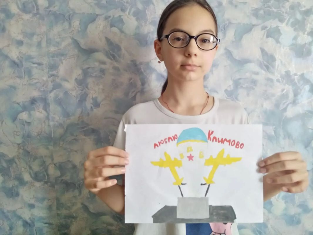 «Мой родной поселок». Родной посёлок — это не просто точка на карте, а целый мир, каким его видят дети: знакомые улицы, дом бабушки, любимая тропинка к реке, качели во дворе и даже рыжий кот, который живёт у подъезда «Мой родной поселок». Родной посёлок — это не просто точка на карте, а целый мир, каким его видят дети: знакомые улицы, дом бабушки, любимая тропинка к реке, качели во дворе и даже рыжий кот, который живёт у подъезда