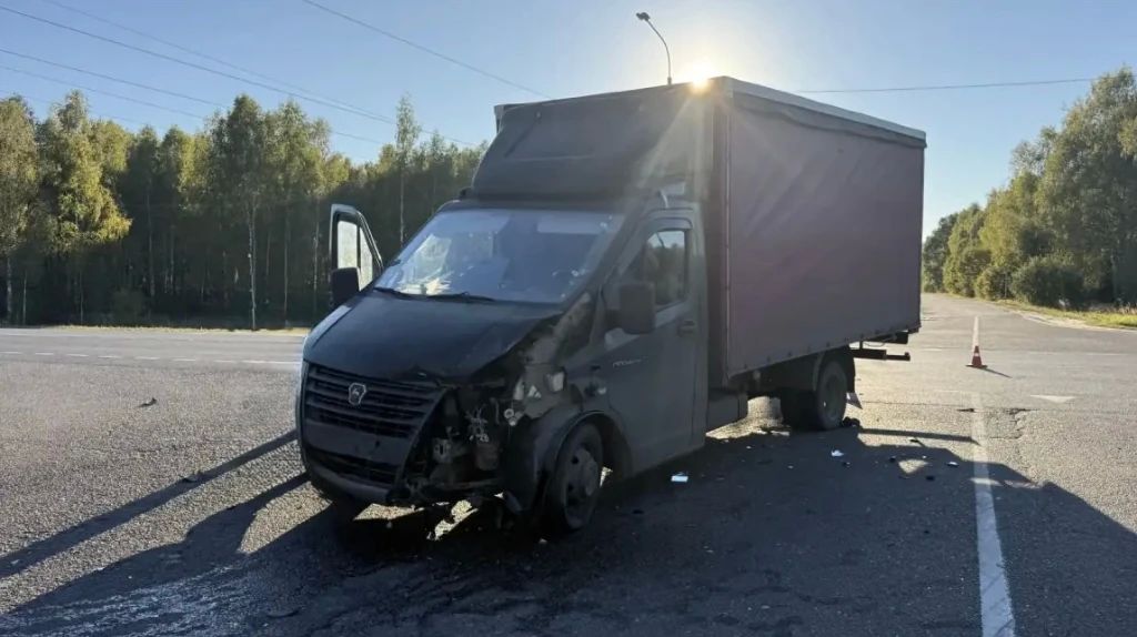 На трассе в Комаричском районе под колесами грузовика погиб мотоциклист