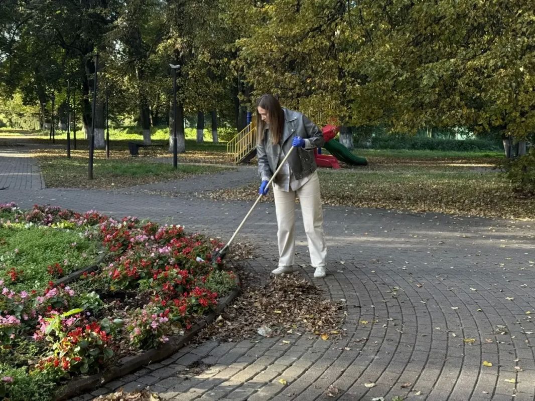 2 октября управление молодёжной политики совместно с сотрудниками Многофункционального молодежного центра на субботник в сквере «Комсомольский» Советского района города Брянска 2 октября управление молодёжной политики совместно с сотрудниками Многофункционального молодежного центра на субботник в сквере «Комсомольский» Советского района города Брянска