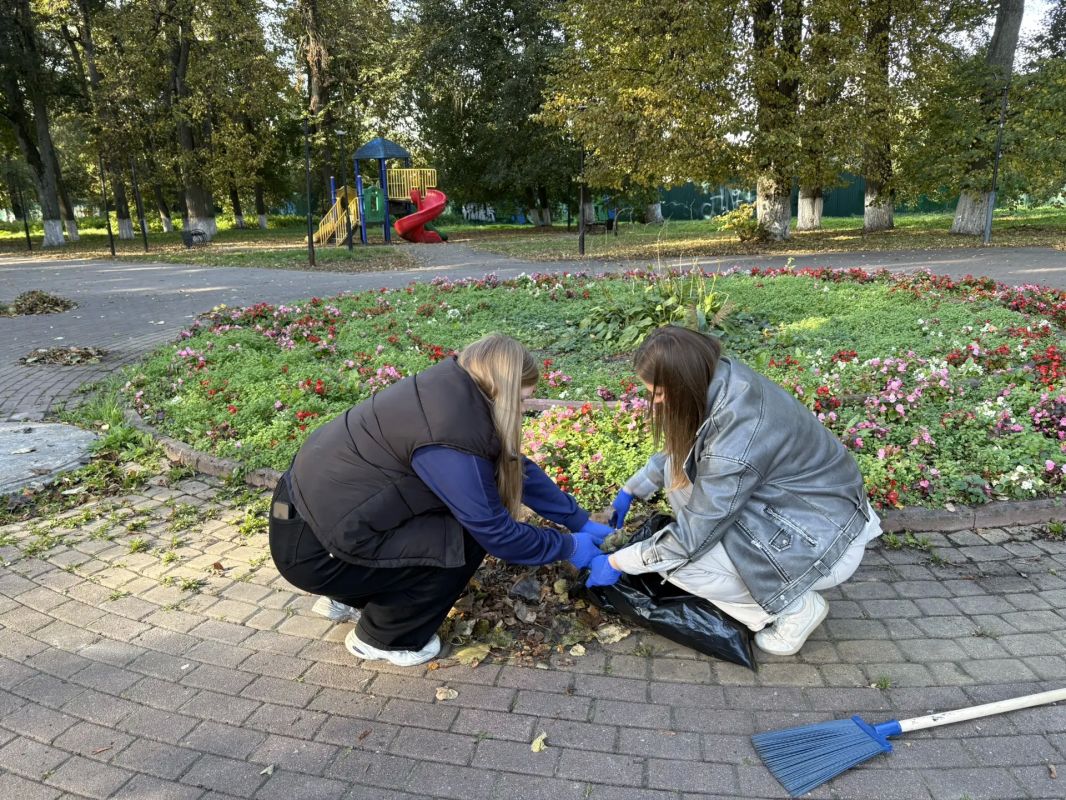 2 октября управление молодёжной политики совместно с сотрудниками Многофункционального молодежного центра на субботник в сквере «Комсомольский» Советского района города Брянска 2 октября управление молодёжной политики совместно с сотрудниками Многофункционального молодежного центра на субботник в сквере «Комсомольский» Советского района города Брянска