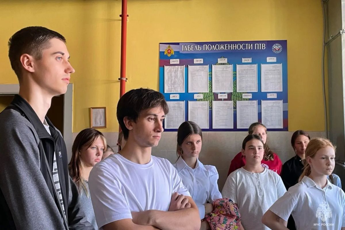 Брянские студенты и школьники посетили Специализированную пожарно-спасательную часть Брянские студенты и школьники посетили Специализированную пожарно-спасательную часть