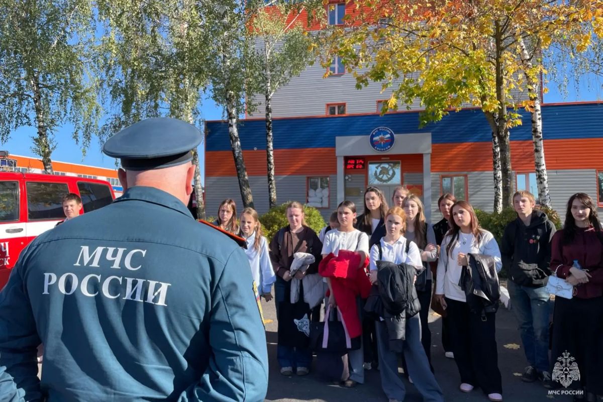 Брянские студенты и школьники посетили Специализированную пожарно-спасательную часть Брянские студенты и школьники посетили Специализированную пожарно-спасательную часть