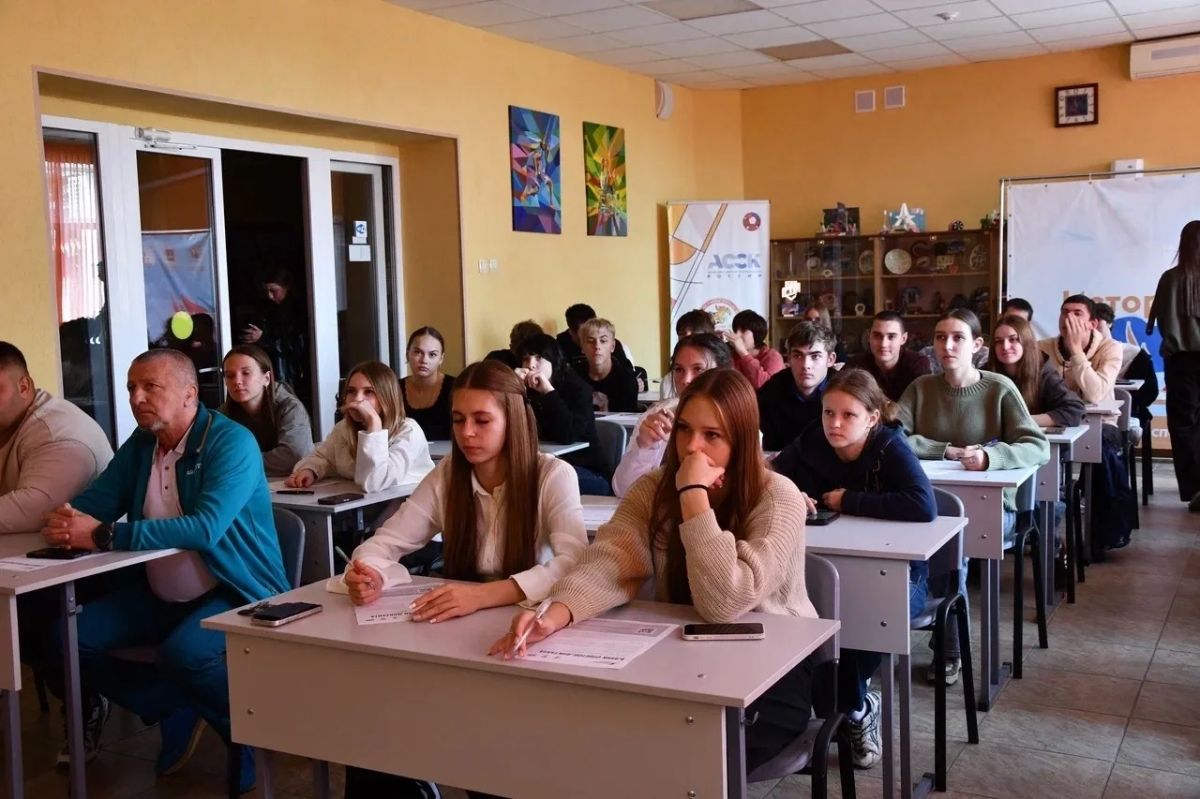 Сегодня на одной из площадок Брянской области по проведению "Спортивного диктанта" на базе "Брянского государственного училища олимпийского резерва" состоялся «Спортивный диктант», объединивший студентов, тренеров и... Сегодня на одной из площадок Брянской области по проведению "Спортивного диктанта" на базе "Брянского государственного училища олимпийского резерва" состоялся «Спортивный диктант», объединивший студентов, тренеров и...