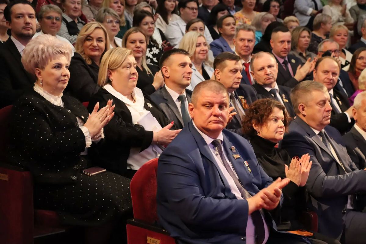 В рамках торжественного мероприятия прошла церемония награждения лучших работников системы образования В рамках торжественного мероприятия прошла церемония награждения лучших работников системы образования