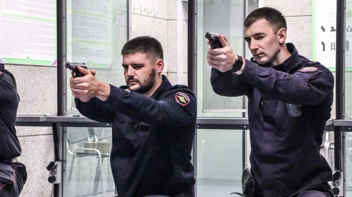 Оперативники уголовного розыска продемонстрировали мастерство в стрельбе из табельного оружия Оперативники уголовного розыска продемонстрировали мастерство в стрельбе из табельного оружия