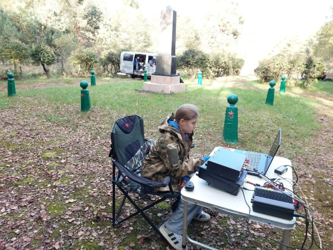 Курсанты военно-спортивного клуба «Патриот», под руководством члена Общественной палаты Брянской области СИЗОВА СЕРГЕЯ ВАЛЕРЬЕВИЧА- руководителя этого клуба, провели уникальную патриотическую и радиолюбительскую акцию Курсанты военно-спортивного клуба «Патриот», под руководством члена Общественной палаты Брянской области СИЗОВА СЕРГЕЯ ВАЛЕРЬЕВИЧА- руководителя этого клуба, провели уникальную патриотическую и радиолюбительскую акцию