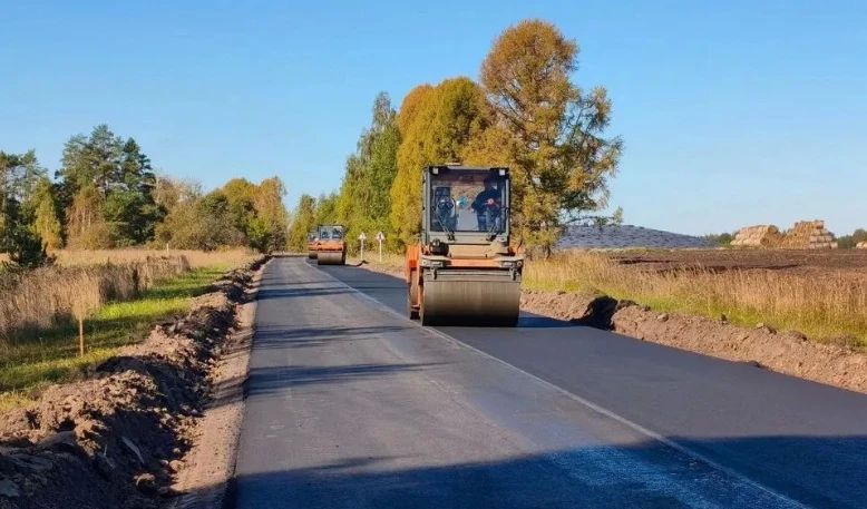 В регионе ремонтируют дорогу «Брянск - Новозыбков» - Трубчевск» - Голубча, протяженность которой составляет 3,5 км. Работы организованы по нацпроекту «Инфраструктура для жизни»