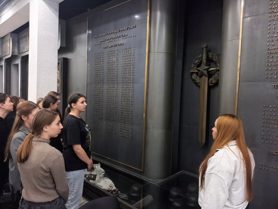 Ученики 8-11 классов Лопушской школы посетили мемориальный комплекс жертв узников фашистского концентрационного лагеря с массовыми захоронениями мирных граждан и военнопленных в городе Брянск «ДУЛАГ-142», являющийся... Ученики 8-11 классов Лопушской школы посетили мемориальный комплекс жертв узников фашистского концентрационного лагеря с массовыми захоронениями мирных граждан и военнопленных в городе Брянск «ДУЛАГ-142», являющийся...