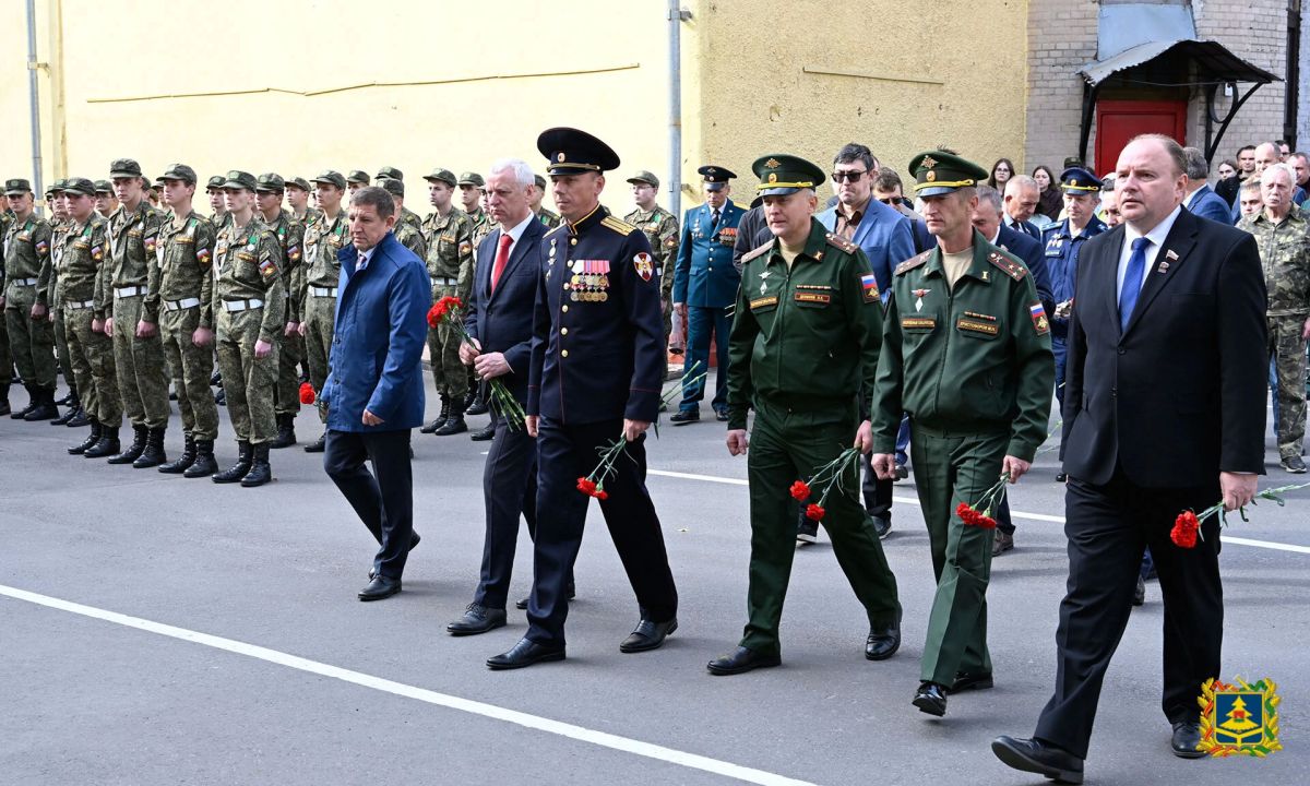 В Брянске открыли памятник воинам, отдавшим жизнь за Родину В Брянске открыли памятник воинам, отдавшим жизнь за Родину