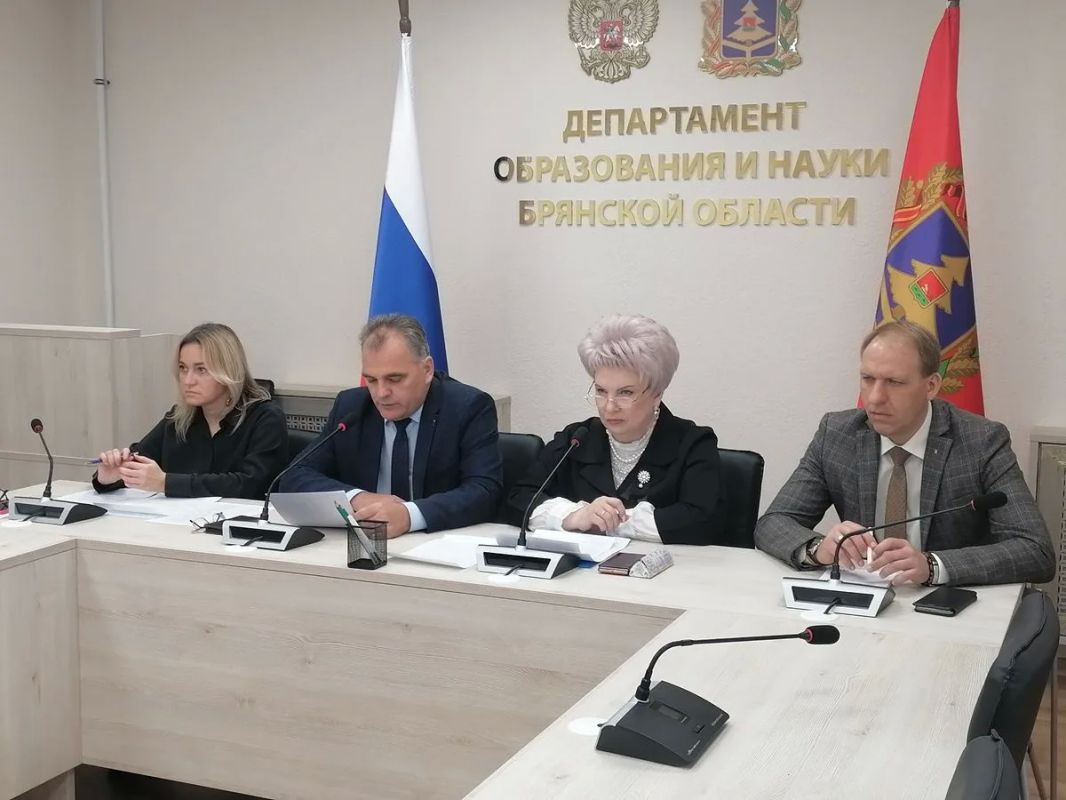 Совещание в режиме видеоконференцсвязи в департаменте образования и науки Брянской области провели заместитель Губернатора Юрий Михайлович Никифоров и директор департамента Алевтина Александровна Андреева