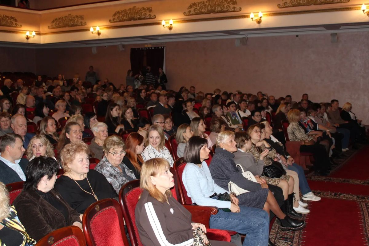 Брянский театр юного зрителя с триумфом открыл свой 46й театральный сезон — публика встретила событие с невероятным воодушевлением! Брянский театр юного зрителя с триумфом открыл свой 46й театральный сезон — публика встретила событие с невероятным воодушевлением!