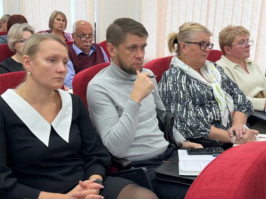 Заместитель командира СОБР «Партизан» управления Росгвардии по Брянской области Иван Владимирович Садовский обозначил главные задачи, стоящие в рамках антитеррористической безопасности, напомнил присутствующим правила... Заместитель командира СОБР «Партизан» управления Росгвардии по Брянской области Иван Владимирович Садовский обозначил главные задачи, стоящие в рамках антитеррористической безопасности, напомнил присутствующим правила...