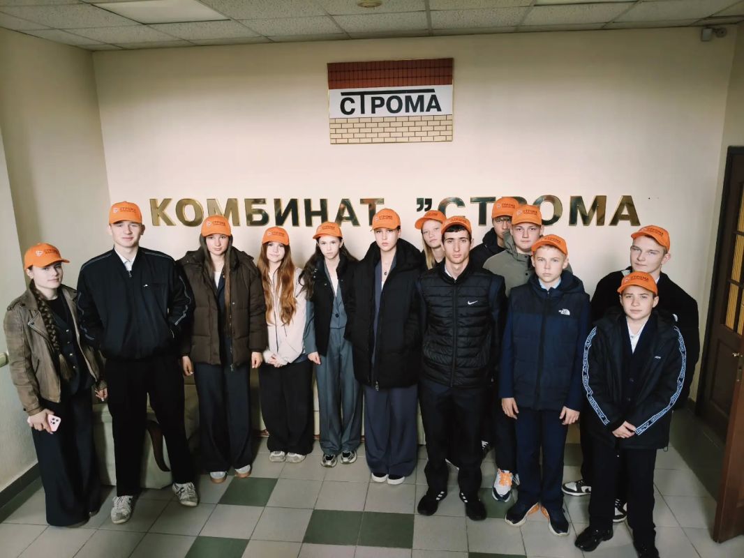 7 октября в рамках профориентационной программы «Билет в будущее» обучающиеся 9Б класса Лопушской школы посетили комбинат «Строма» 7 октября в рамках профориентационной программы «Билет в будущее» обучающиеся 9Б класса Лопушской школы посетили комбинат «Строма»