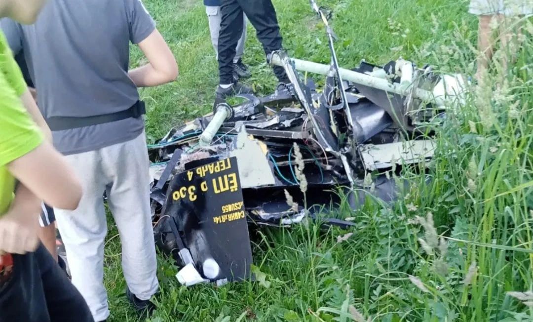 Обломки реактивных дронов-камикадзе "Герань-4" и "Герань-5", разбившихся в разное время в приграничье Брянской области по пути на Украину Обломки реактивных дронов-камикадзе "Герань-4" и "Герань-5", разбившихся в разное время в приграничье Брянской области по пути на Украину