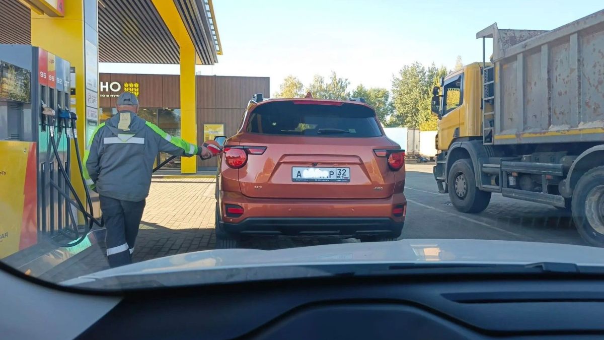 Ещё несколько дней назад брянские автомобилисты тратили по сорок минут, чтобы заправиться, выстраивались в колонны на обочинах дорог и искали АИ-95 по всему региону