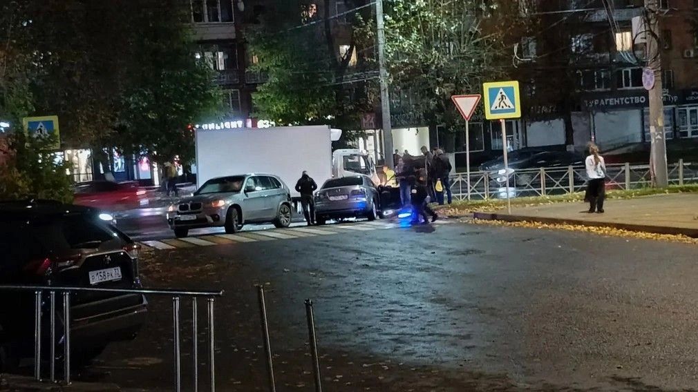 В Советском районе Брянска грузовик столкнулся с двумя легковушками