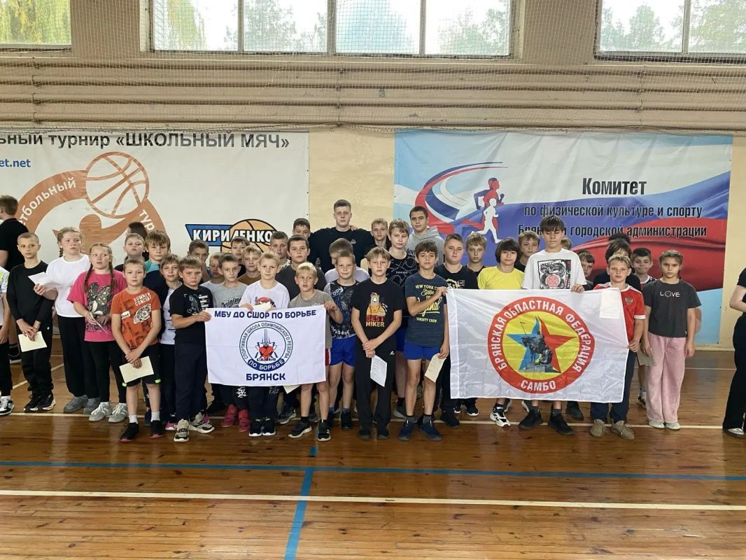 Спортсмены СШОР по борьбе, воспитанники тренеров-преподавателей отделения самбо тренеров - Гагарина А.В., Максименковой Ю.Н. и Романенко К.Н. - приняли участие в сдаче норм ВФСК «Готов к труду и обороне» в МАУ Брянский...
