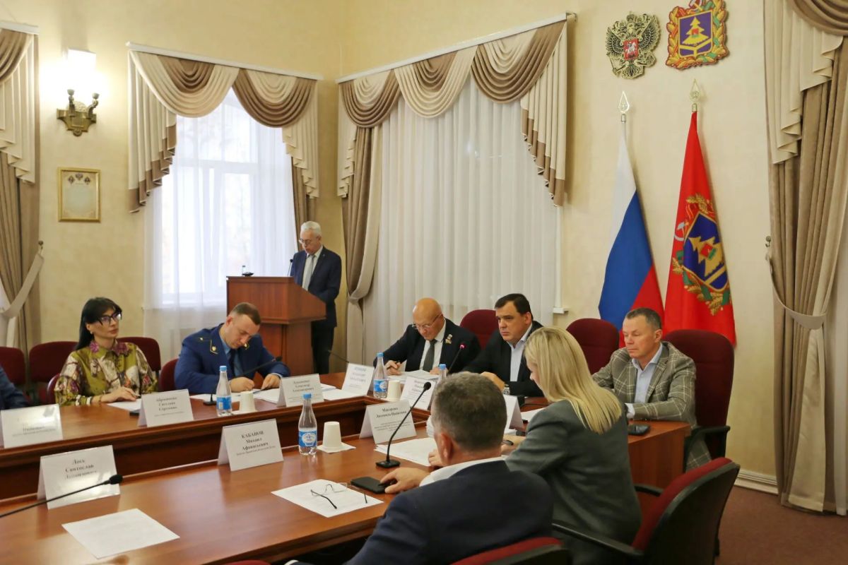 На заседании комитета по промышленности, строительству, связи, предпринимательству и собственности депутаты во 2-3 чтениях поддержали поправки в закон «О развитии малого и среднего предпринимательства в Брянской области»