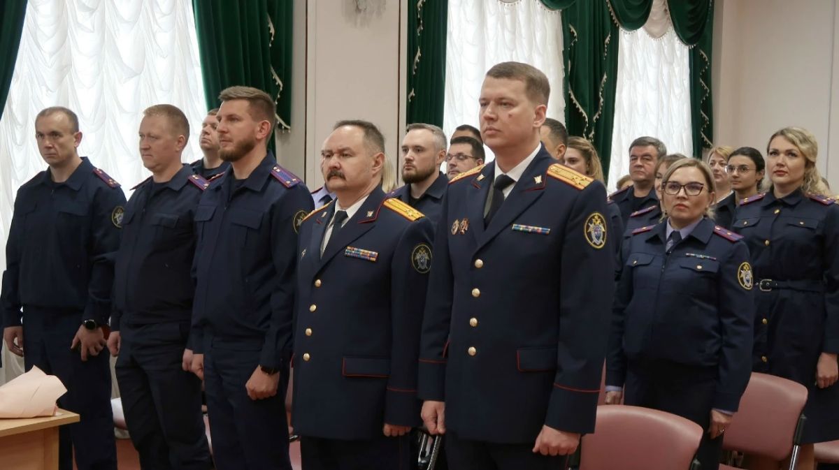Представитель центрального аппарата Следственного комитета Российской Федерации вручил сотрудникам следственного управления по Брянской области ведомственные медали Представитель центрального аппарата Следственного комитета Российской Федерации вручил сотрудникам следственного управления по Брянской области ведомственные медали