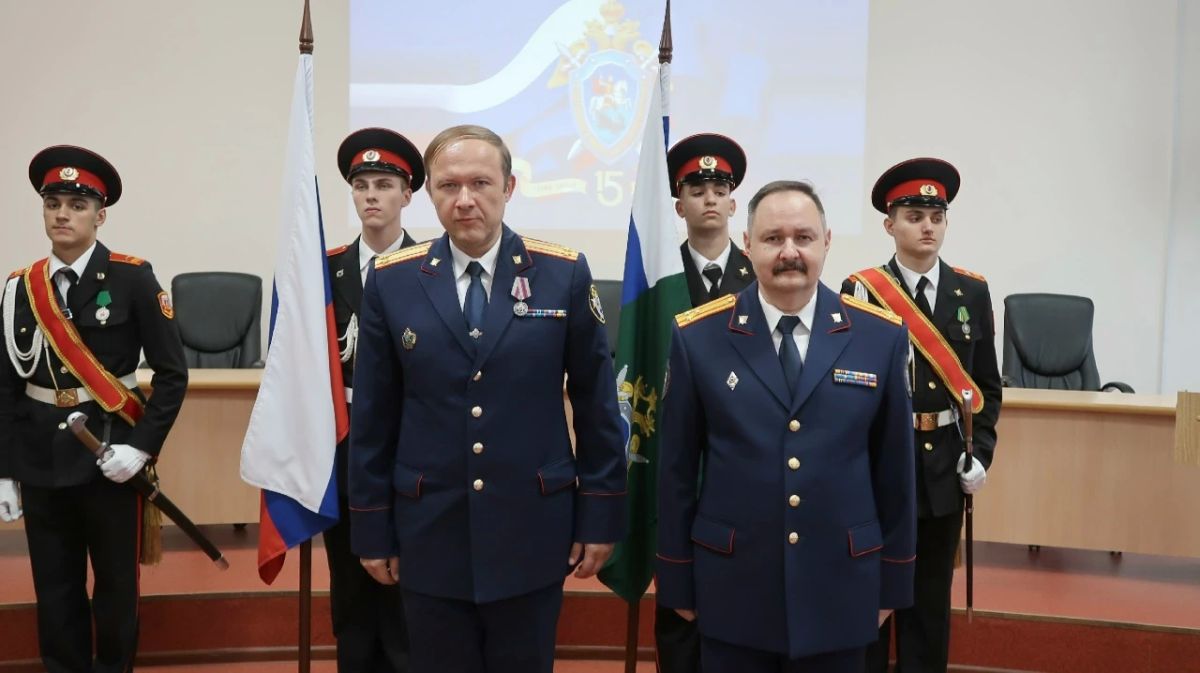 Представитель центрального аппарата Следственного комитета Российской Федерации вручил сотрудникам следственного управления по Брянской области ведомственные медали
