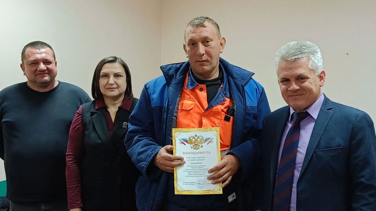 Руководство Мглинского района — глава администрации Михаил Ходин и глава района, председатель Мглинского районного Совета народных депутатов Наталья Воликова — поздравили коллектив Мглинского участка Суражского ДРСУч с... Руководство Мглинского района — глава администрации Михаил Ходин и глава района, председатель Мглинского районного Совета народных депутатов Наталья Воликова — поздравили коллектив Мглинского участка Суражского ДРСУч с...