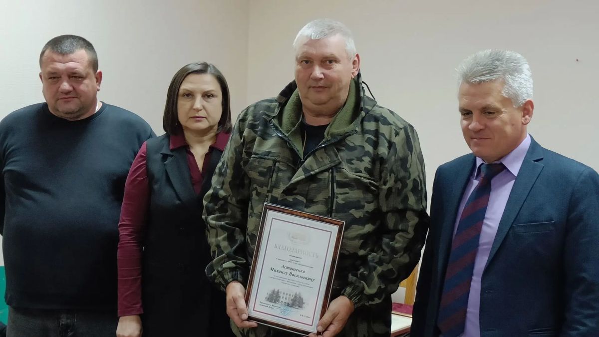 Руководство Мглинского района — глава администрации Михаил Ходин и глава района, председатель Мглинского районного Совета народных депутатов Наталья Воликова — поздравили коллектив Мглинского участка Суражского ДРСУч с... Руководство Мглинского района — глава администрации Михаил Ходин и глава района, председатель Мглинского районного Совета народных депутатов Наталья Воликова — поздравили коллектив Мглинского участка Суражского ДРСУч с...
