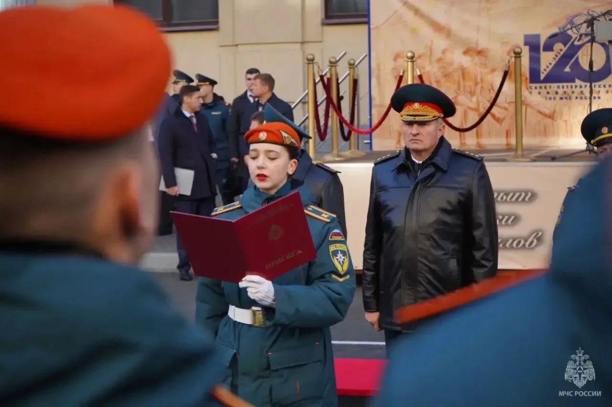 Новый этап: в СанктПетербургском университете ГПС МЧС России первокурсники приняли присягу Новый этап: в СанктПетербургском университете ГПС МЧС России первокурсники приняли присягу
