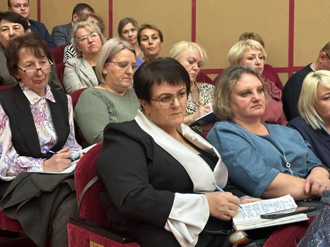 В Губернаторском Дворце имени Гагарина прошло стратегическое совещание по развитию образовательной отрасли региона В Губернаторском Дворце имени Гагарина прошло стратегическое совещание по развитию образовательной отрасли региона