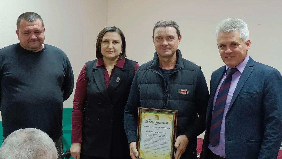 Руководство Мглинского района — глава администрации Михаил Ходин и глава района, председатель Мглинского районного Совета народных депутатов Наталья Воликова — поздравили коллектив Мглинского участка Суражского ДРСУч с... Руководство Мглинского района — глава администрации Михаил Ходин и глава района, председатель Мглинского районного Совета народных депутатов Наталья Воликова — поздравили коллектив Мглинского участка Суражского ДРСУч с...